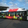 Trolejbus ve velikonoční výzdobě od DPMHK / Foto: DPMHK