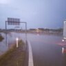 Voda zaplavila i kruhový objezd u dálnice D11 / Foto: HZSKHK