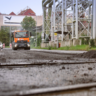 Technické služby opravují ulici Za Škodovkou s problematickým přejezdem / Foto: TSHK